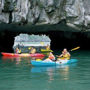 Du khách chèo kayak khám phá Hang Luồn Vịnh Hạ Long trong tour Dolphin Cruise