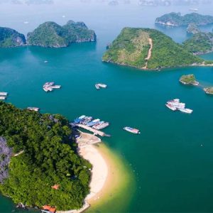 Toàn cảnh đảo Titop nhìn từ trên cao tại Vịnh Hạ Long