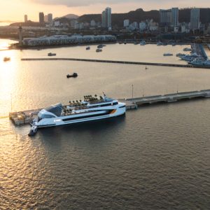 Du thuyền Dolphin Cruise tham quan Vịnh Hạ Long trong tour du thuyền Hạ Long 1 ngày