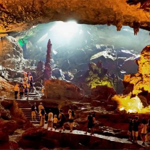 Hang Sửng Sốt Vịnh Hạ Long với hệ thống thạch nhũ kỳ vĩ trong tour du thuyền Dolphin