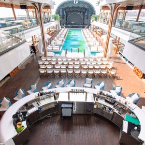 sundeck du thuyền Dolphin Cruise ngắm Vịnh Hạ Long